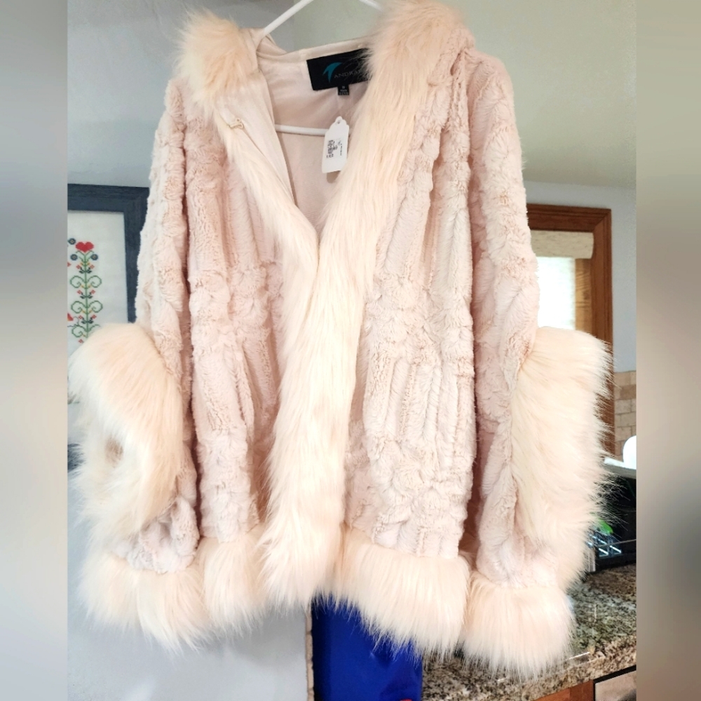 CLASSY FAUX FUR BY ANDRADE/CAPE /WRAP NWT